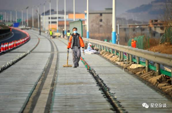 全球首条光伏高速公路现身中国， 边开车边充电不再遥远！